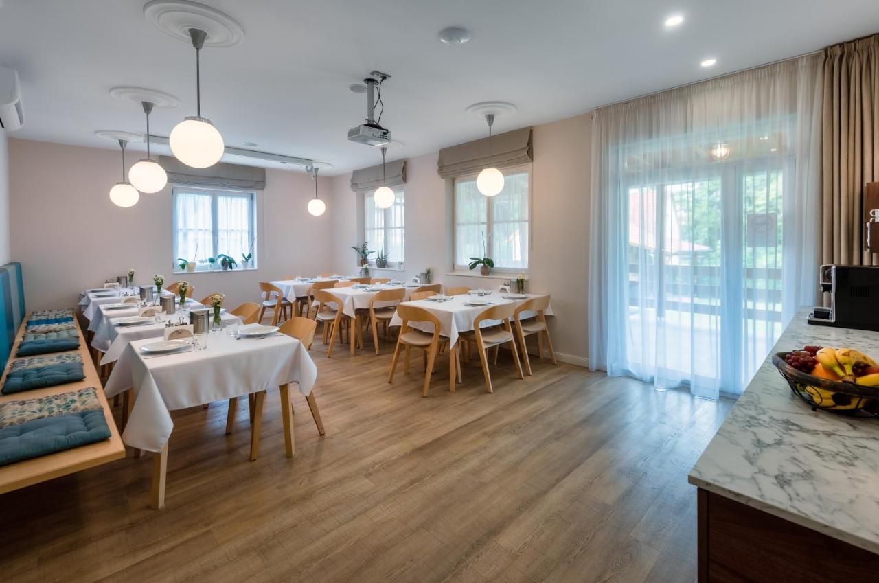 Ditlin Apartmanok Pápa Exteriör bild
