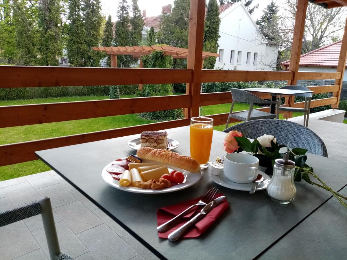 Ditlin Apartmanok Pápa Exteriör bild